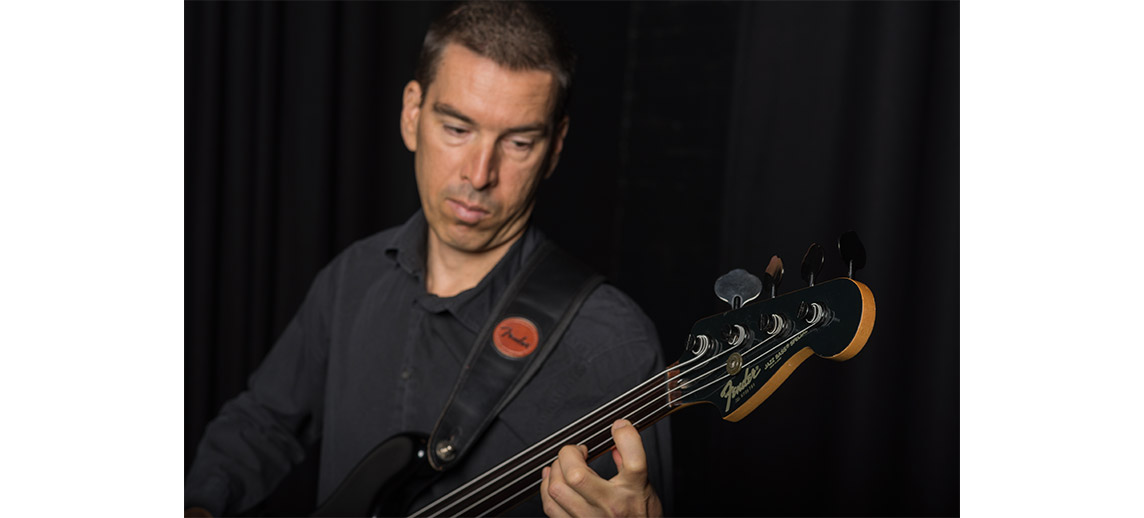 Jonathan Dimond fretless bass guitar